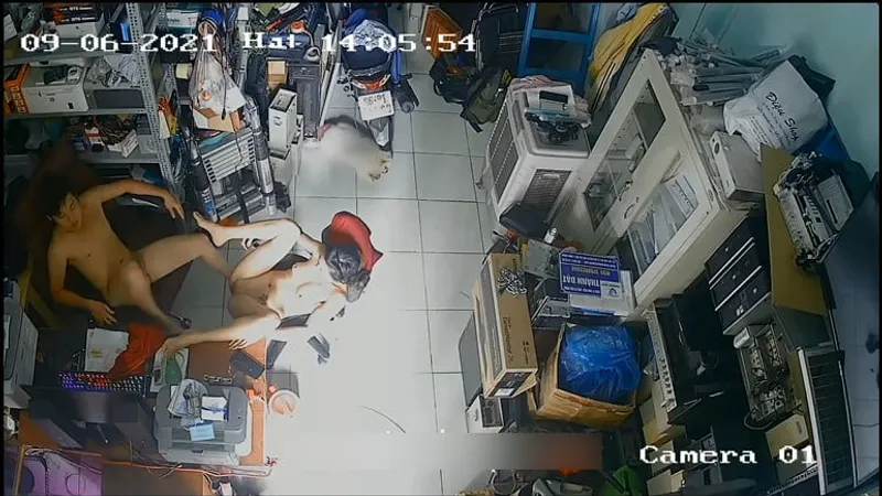 Cô vợ Ông xã Trả bài nhau trong của hàng máy tính